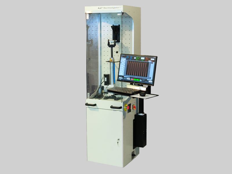 Tensile fatigue test bench