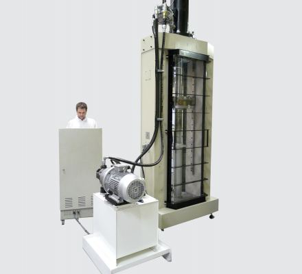 Vertical machine in compression 1000 kN / Traction 700 kN