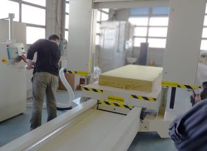 Mise en route de la machine à découpe à fil sur de la laine de verre